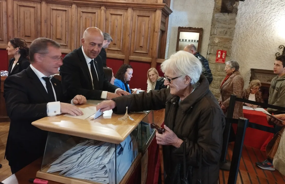 a senyora Clementina no ha variat la seva rutina: del col·legi electoral cap a casa per preparar els canelons del diumenge.