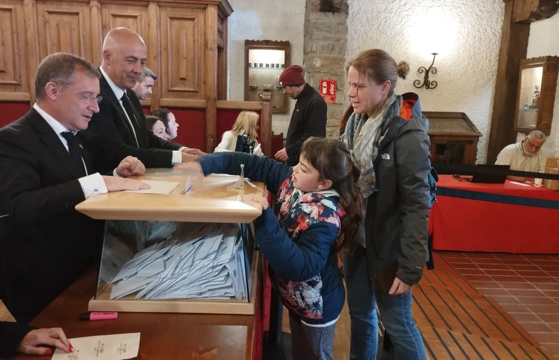 L'Antia, 8 anyets, va ajudar la mare a posar la papereta a l'urna.