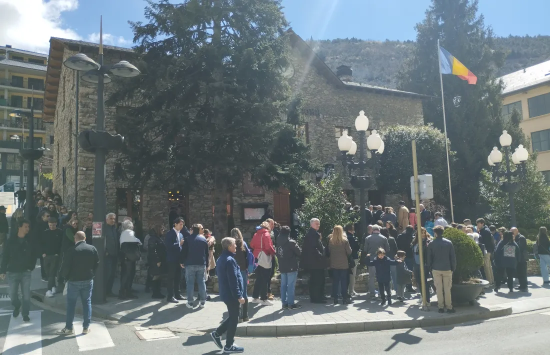 Les cues a migdia arribaven fins a la Fàbrica Reig.