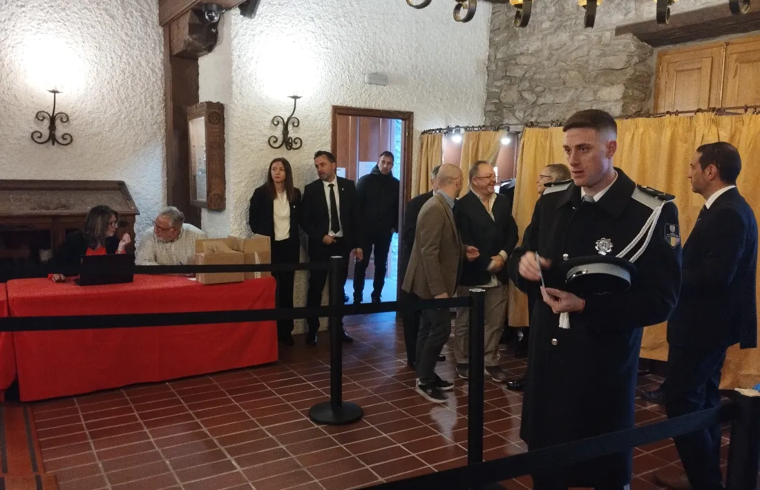 El David es a passar tot el matí i fins l'hora de dinar a la porta del comú vell, ab l'uniforme de gala. Però primer va votar.