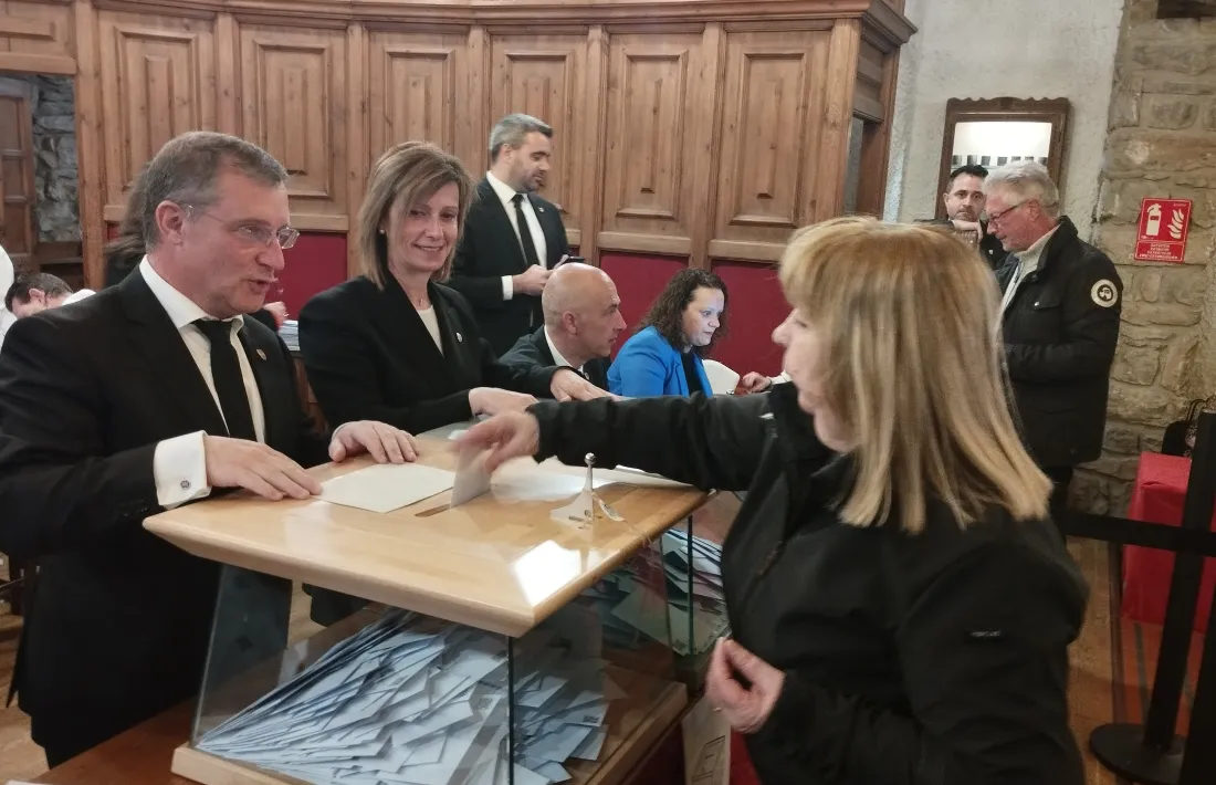 La Laura va ser la primera civil a votar.