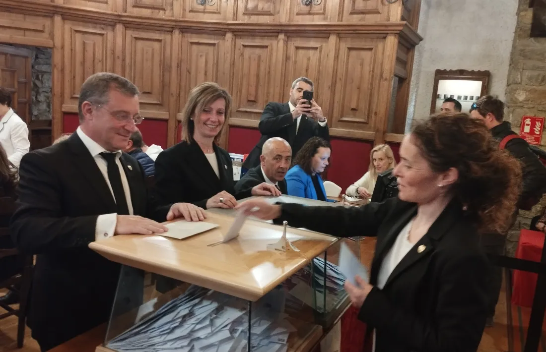 La consellera de Cultura, Sònia Carrillo, va ser la primera a dipositar el vot.