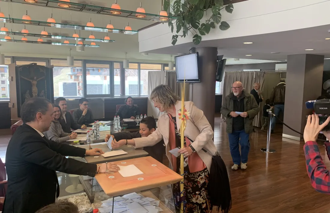 Una família aprofita bé el matí amb la votació i amb la benedicció del palmó.