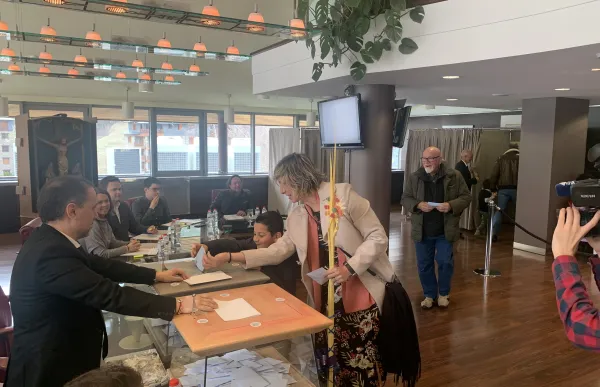 p._27_primera_foto_votacio_amb_palmo