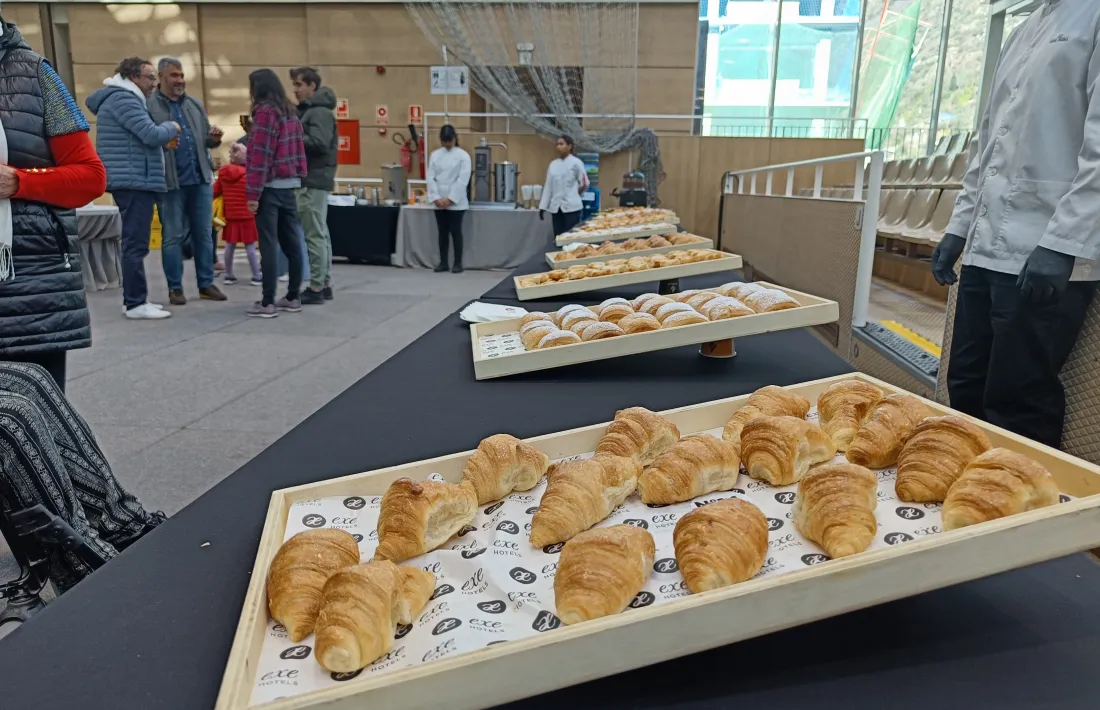 Croissants i un bon grapat més de dolços en el càtering ofert pel Comú.