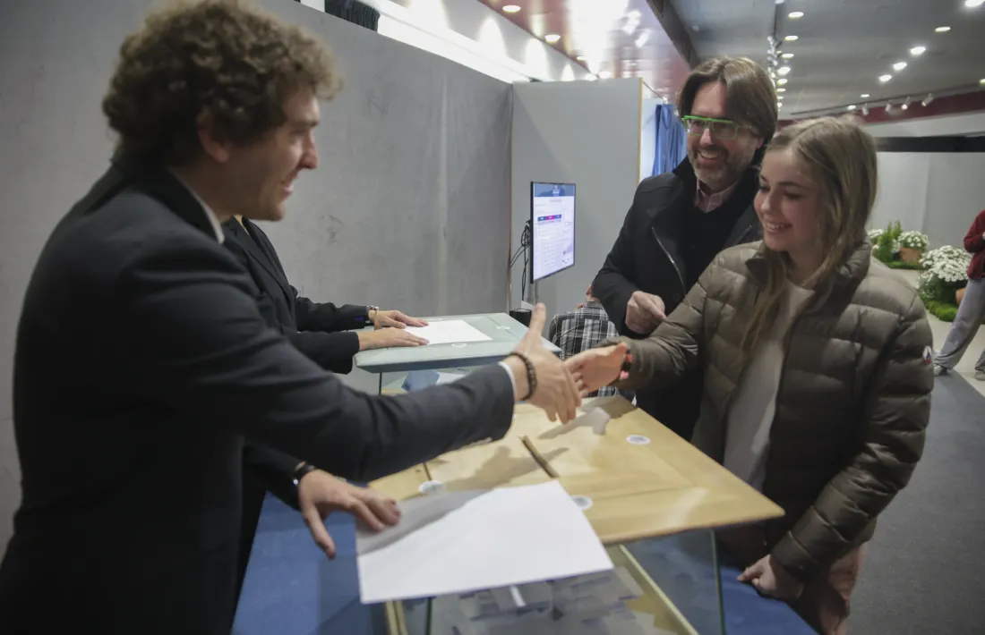 El candidat de Ciutadans Compromesos + Demòcrates, Carles Naudi d’Areny-Plandolit, amb la seva filla.