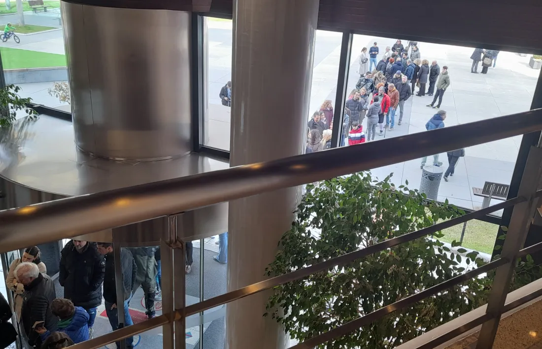 A partir de les 11 del matí l’afluència de votants ha fet que hi hagués una cua considerable a la plaça.