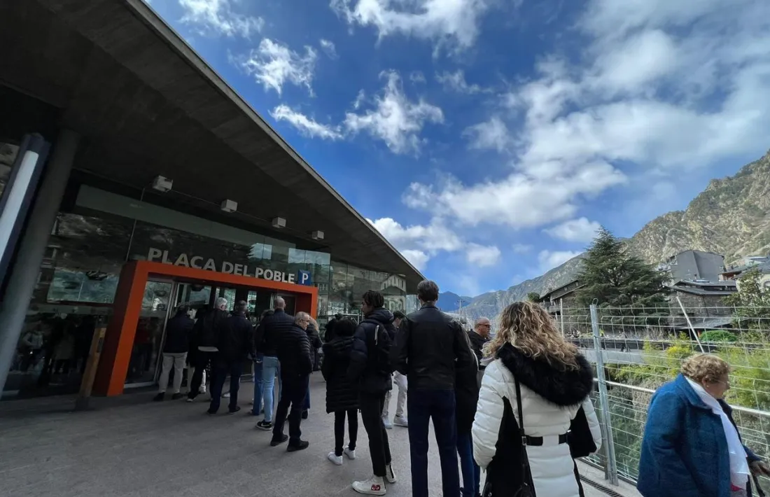 Al migdia les cues per votar al Centre de Congressos han arribat a la plaça Rebés.