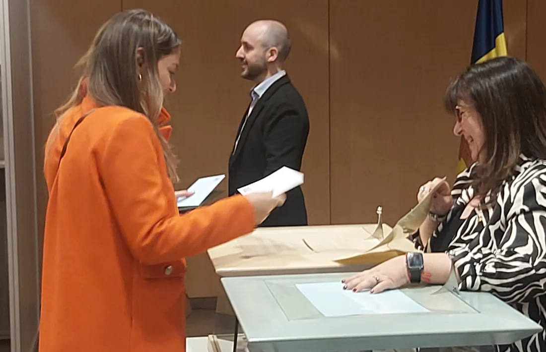 La número dos de la candidatura nacional de DA+CC, Meritxell López, exercint el seu dret a vot.