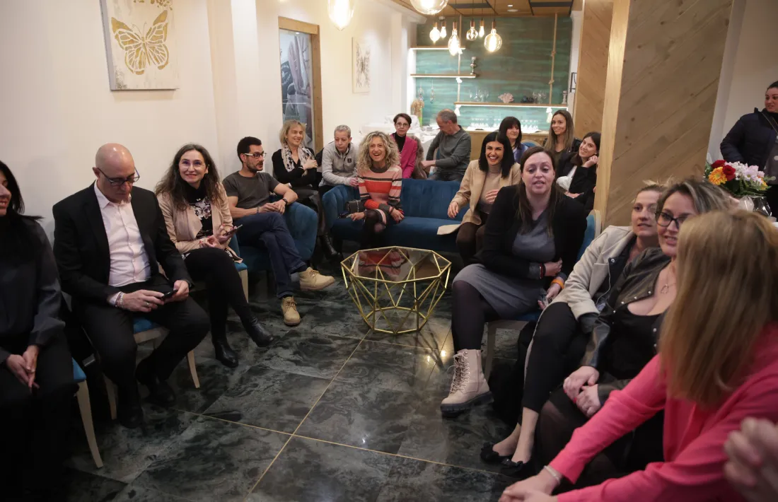 L’ambient a l’hotel escaldenc on van seguir el recompte era d’alegria continguda, amb recança per les llistes territorials. 