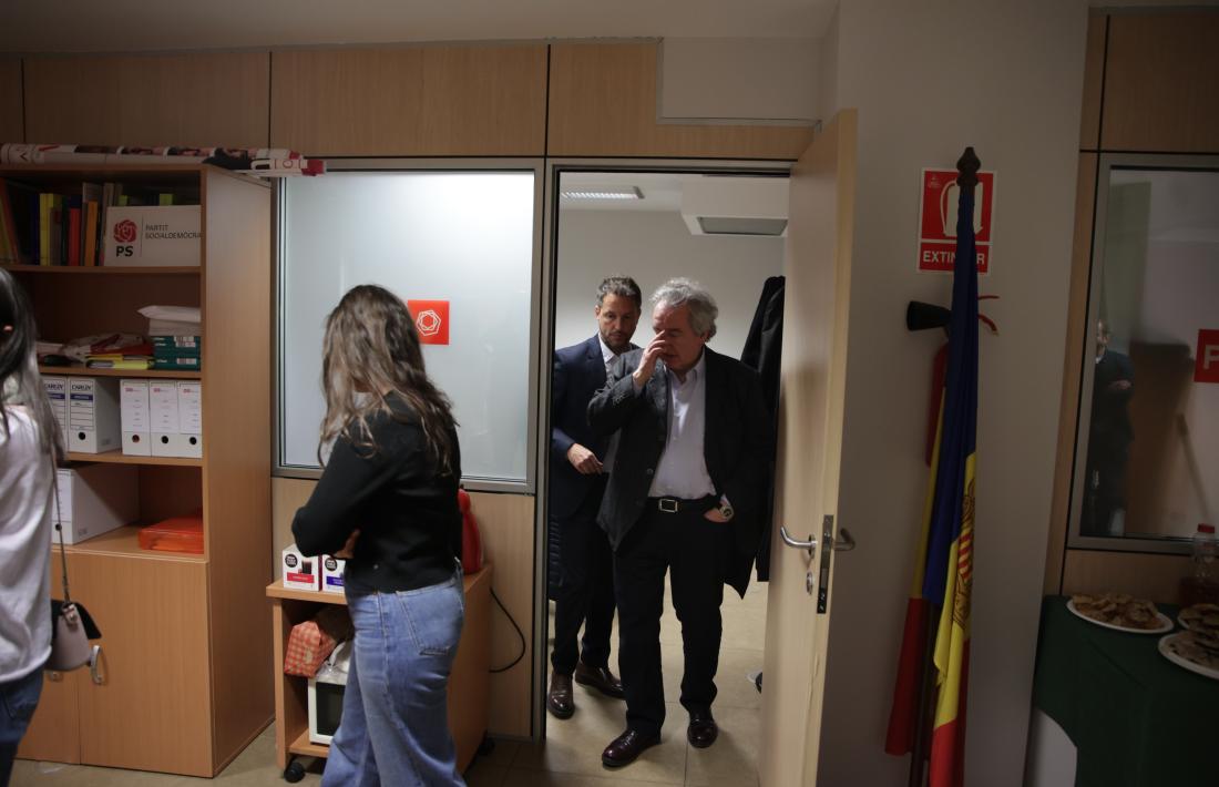 Jaume Bartumeu, visiblement trist pel resultat, amb Pere López, ahir.