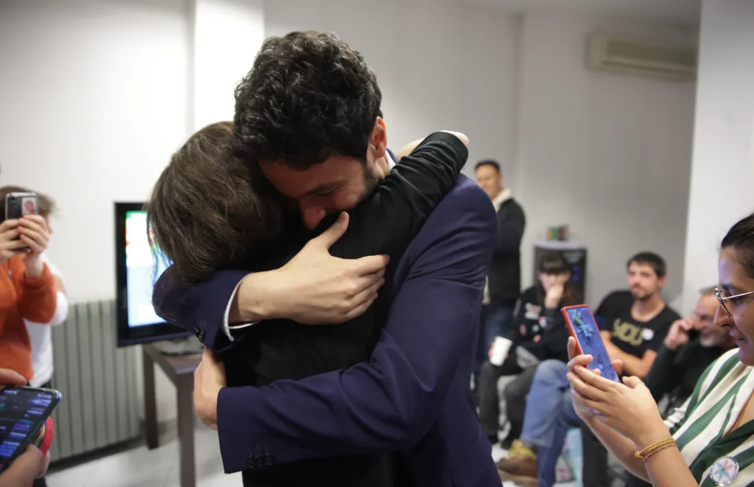 Els dos caps de llista de la circumscripció nacional, Nuri Segués i Cerni Escalé, fosos en una abraçada que ho diu tot.