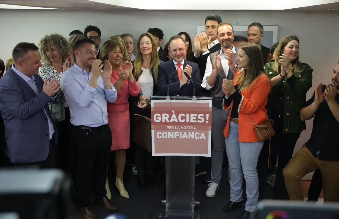 El candidat demòcrata, Xavier Espot, va ser rebut amb aplaudiments i al crit de “Sí es pot” a la seva arribada a la seu electoral dels taronja.