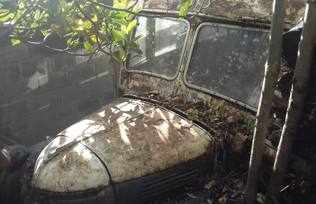 L’autobús, al solar de Fontaneda on va estar entaforat des del 1977 fins al desembre del 2018: va servir de llenyer i de galliner.