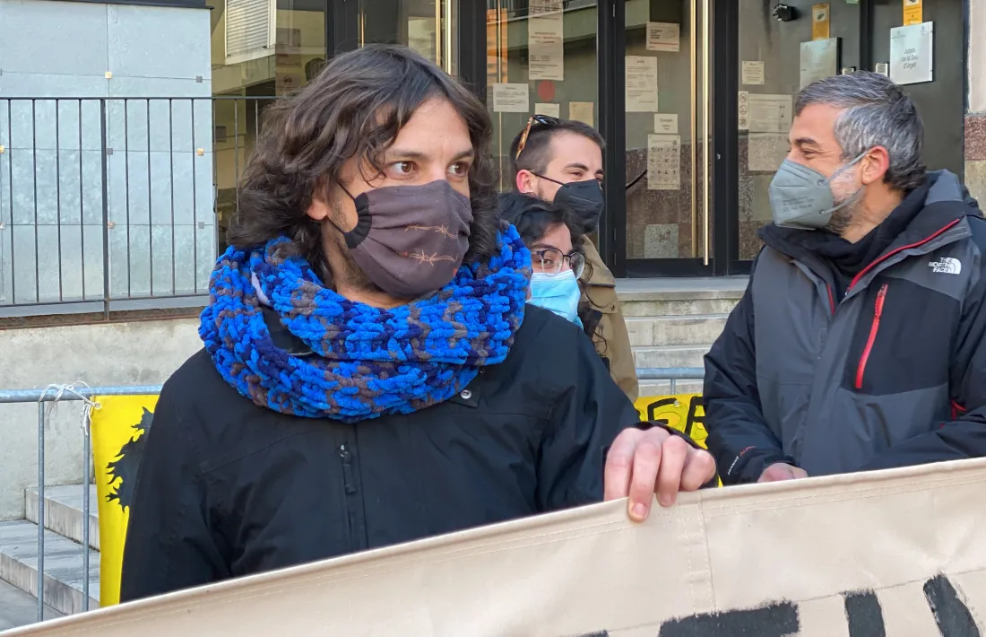 Sayes, en una concentració davant els jutjats alturgellencs. 