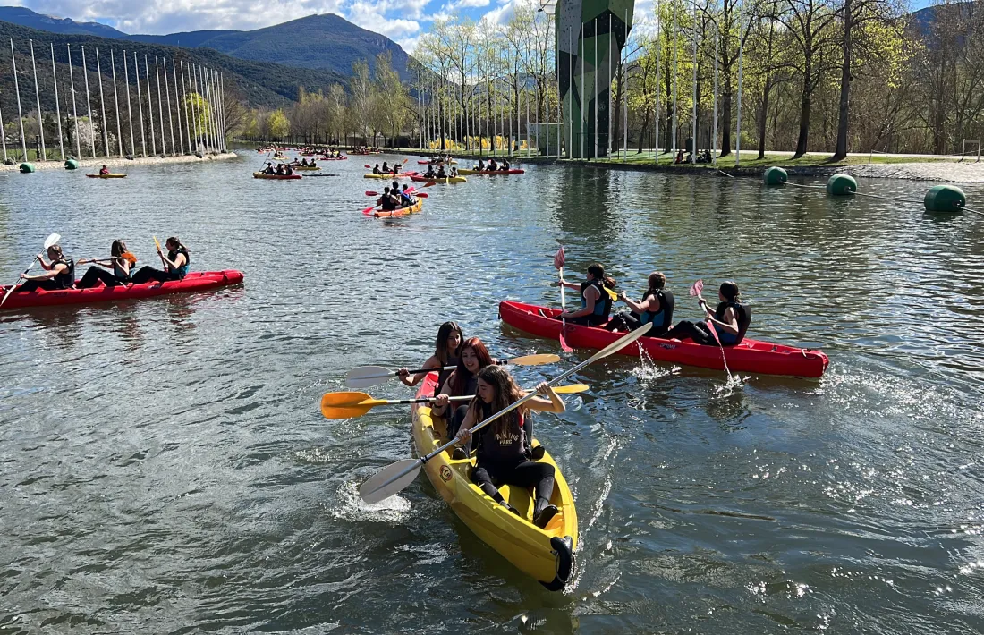 Grups de palistes remant al canal del Parc Olímpic del Segre, una de les instal·lacions on es durien a terme les proves. 