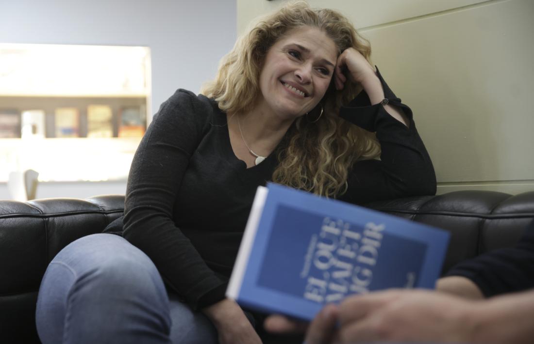 L'autora, ahir a la Trenca. Demà presenta el llibre a la Documenta i el 12, a la llibreria de la plaça Rebés.