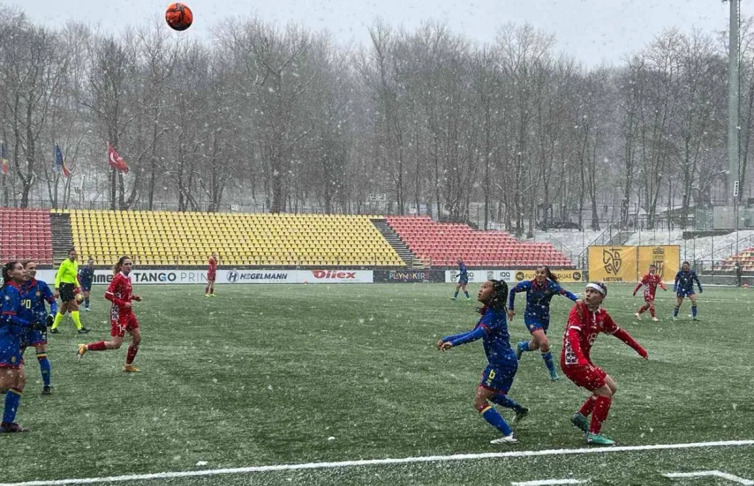 Kayla Maria Jaén, de la sub-19 d’Andorra, defensada per Valeria Virlan.