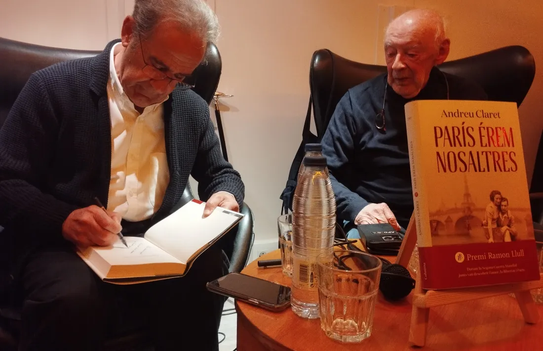 Claret firma exemplars de 'París érem nosaltres' a la presentació d'ahir a la Trenca.