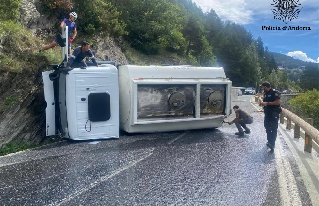 El camió cisterna que es va accidentar l’any passat provocant un dels dos vessaments d’hidrocarburs registrats per Medi Ambient el 2022.