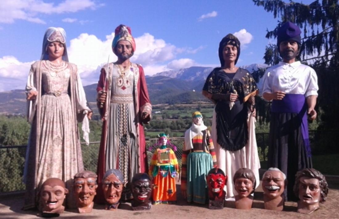 Els gegants vells, encarregats el 1943, i per tant en plena celebració dels vuitanta anys. A la dreta, les figures més recents. 