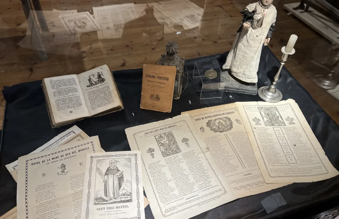 Algunes de les peces i documents que exhibeix la mostra. 