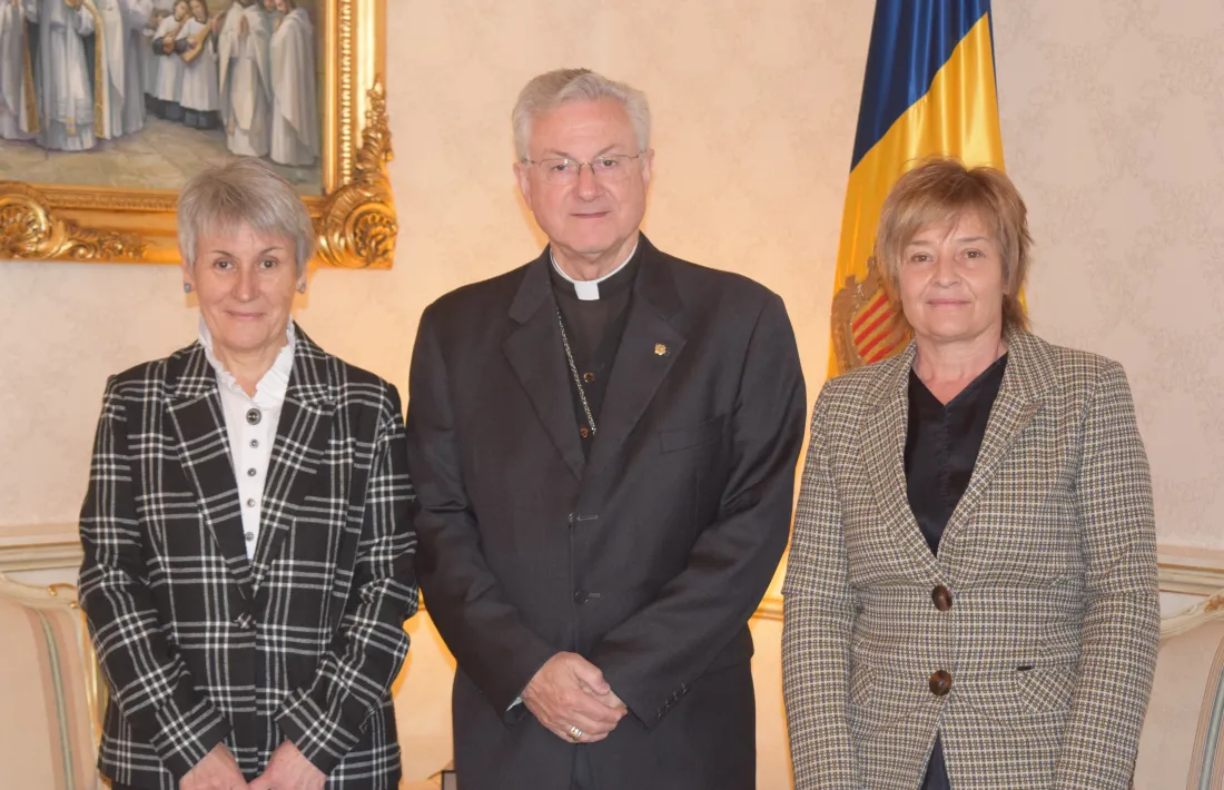 El copríncep episcopal, Joan-Enric Vives, amb la síndica i subsíndica general, Roser Suñé i Meritxell Palmitjavila.