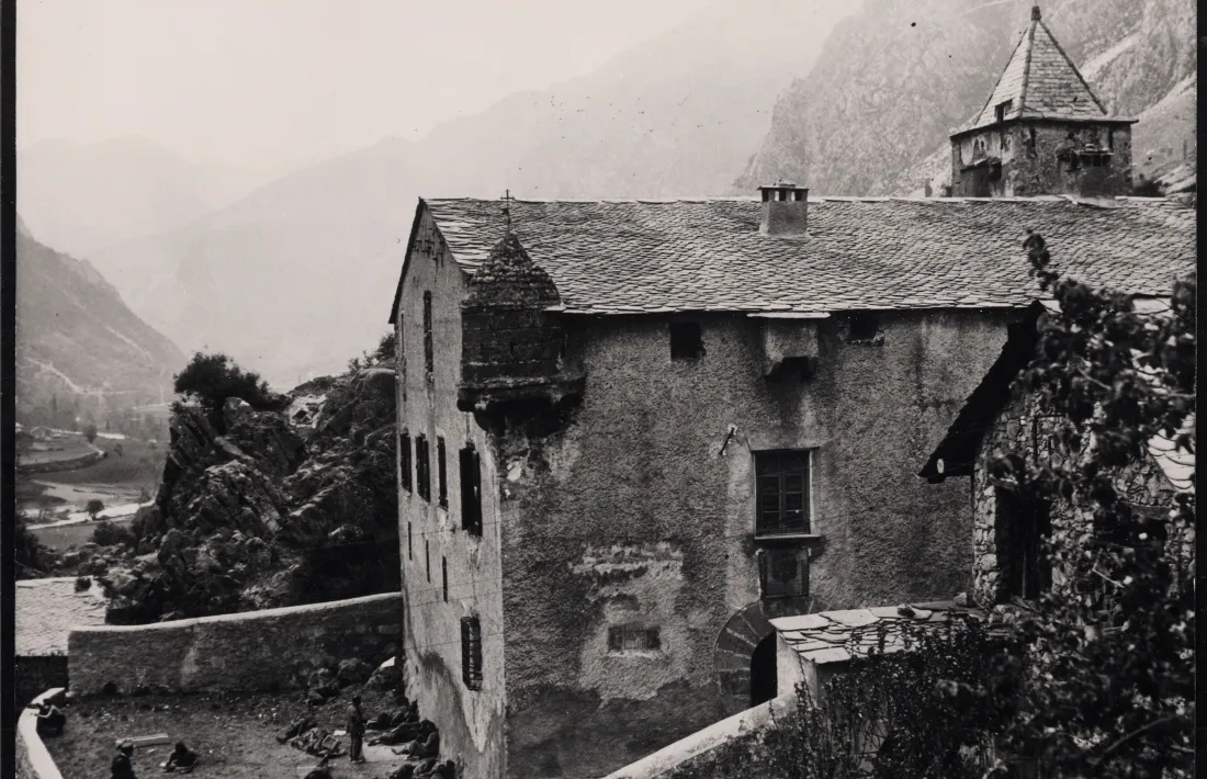 Abril del 1938: una trentena de brigadistes esperen destí, desarmats i concentrats a Casa de la Vall.