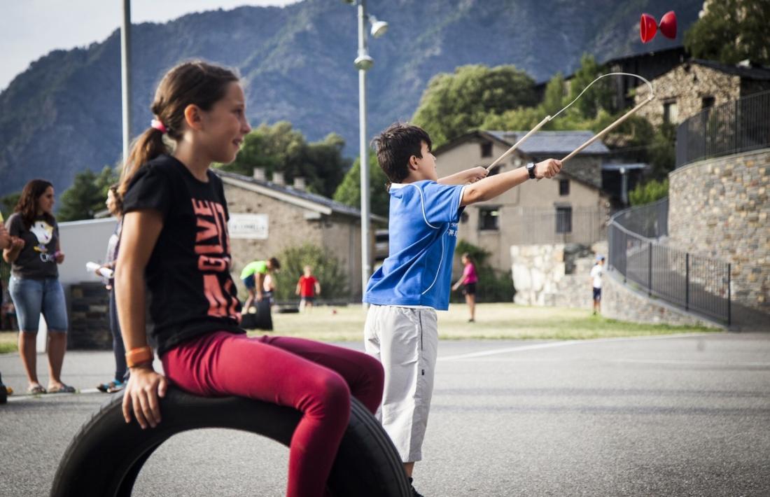 Joves participants en activitats d’estiu.
