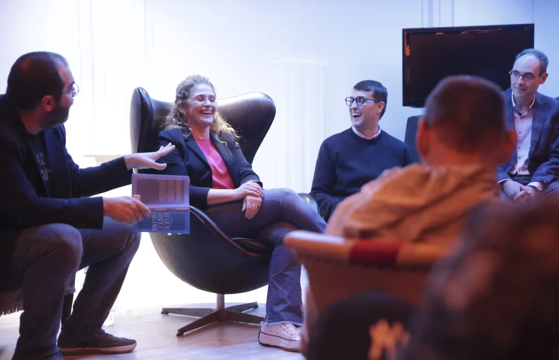 L'autora, entre Yvan Lara, Joan Marc Joval i l'editor de Límits, Marc Miró.