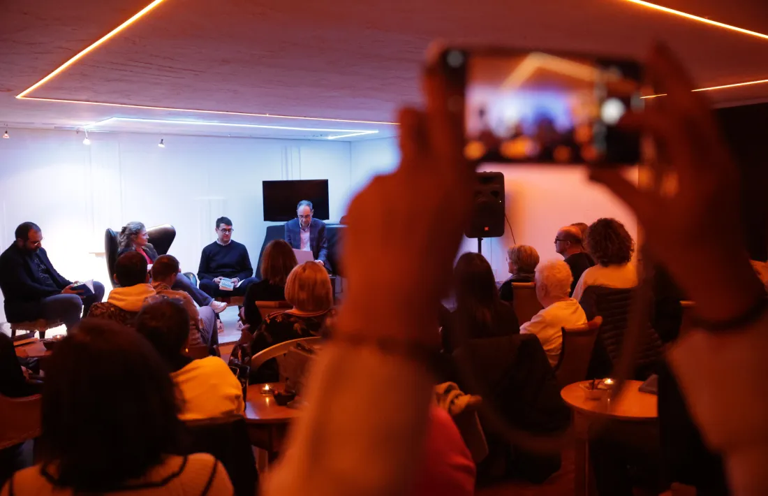 Mig centenar llarg de persones van assistir ahir a la presentació de 'El que mai et viag dir'.