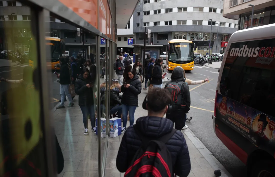 Usuaris habituals de la línia L4 s’han quedat sense poder pujar al bus i per això s’estan posant reforços.