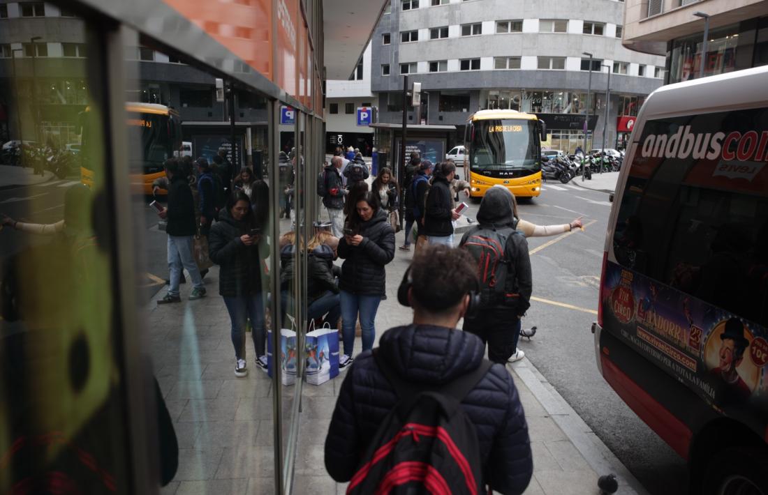 Usuaris habituals de la línia L4 s’han quedat sense poder pujar al bus i per això s’estan posant reforços.