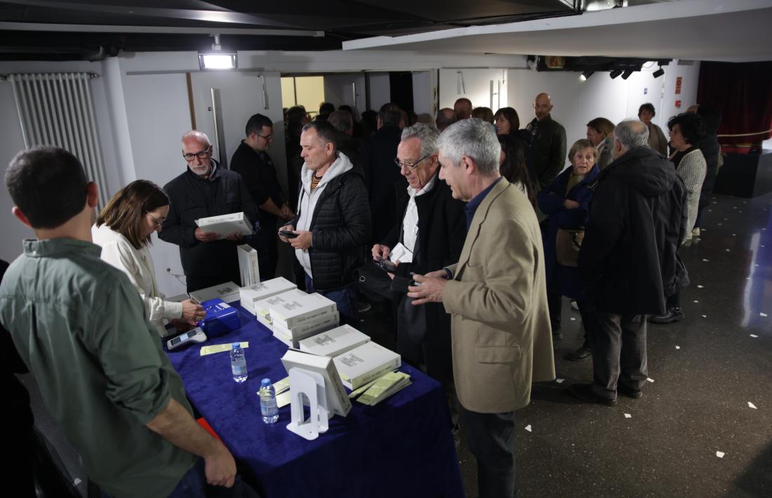 La presentació del llibre, patrocionat per Cal Pal i que forma part del projecte 'Refugats', ha generat molta expectació.
