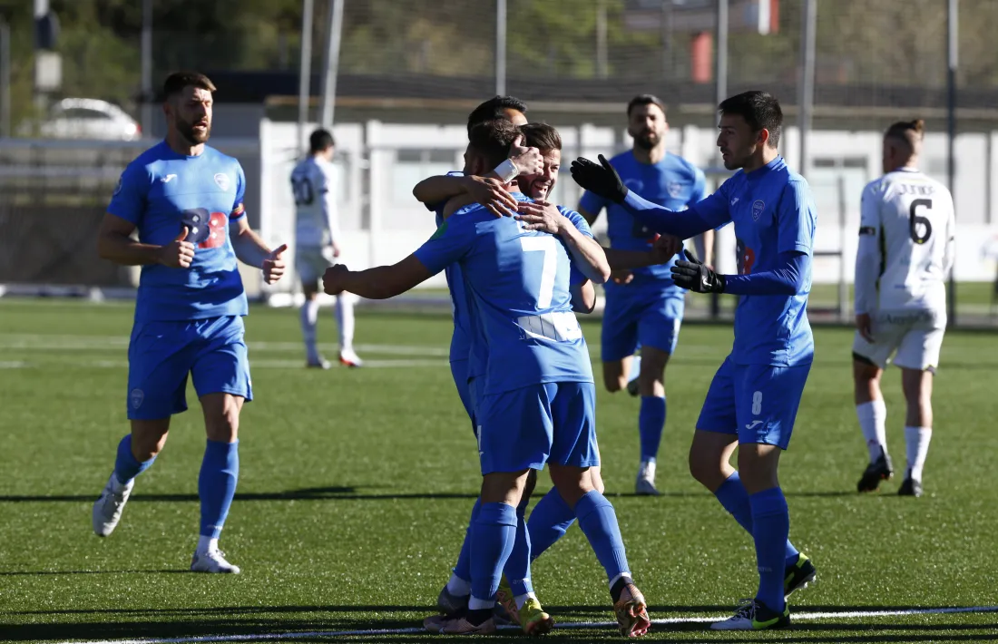 Guillaume López celebra el gol de l'Atlètic Escaldes amb els seus companys.