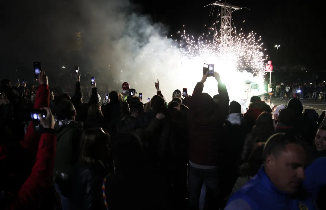 Un instant de la 'cremà' de la falla ahir al vespre.