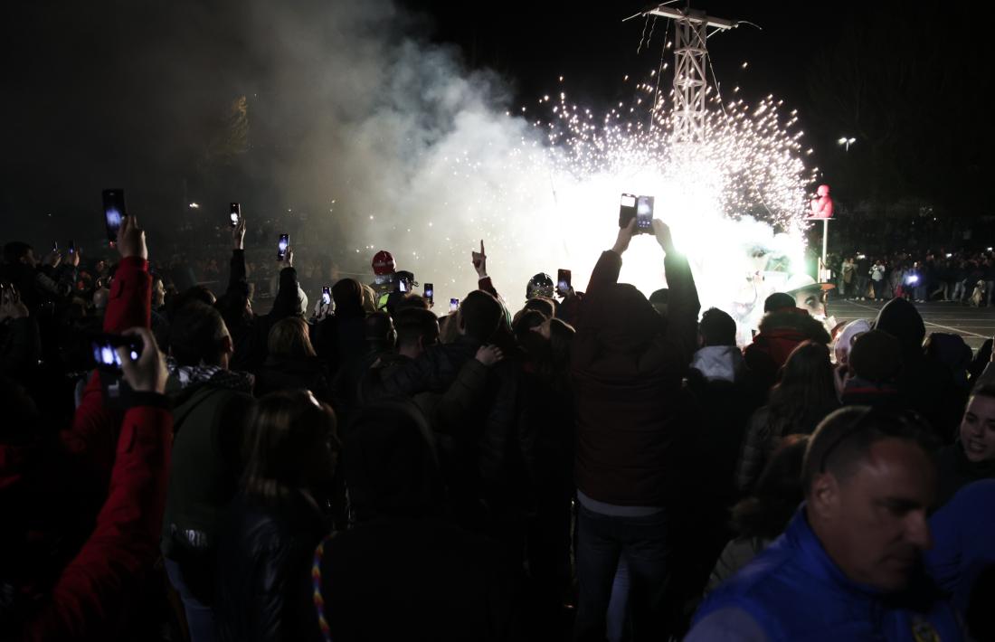 Un instant de la 'cremà' de la falla ahir al vespre.