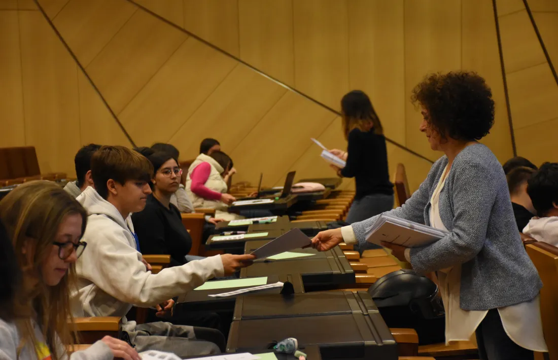 Moment del repartiment d’exàmens, avui, al Centre de Congressos.