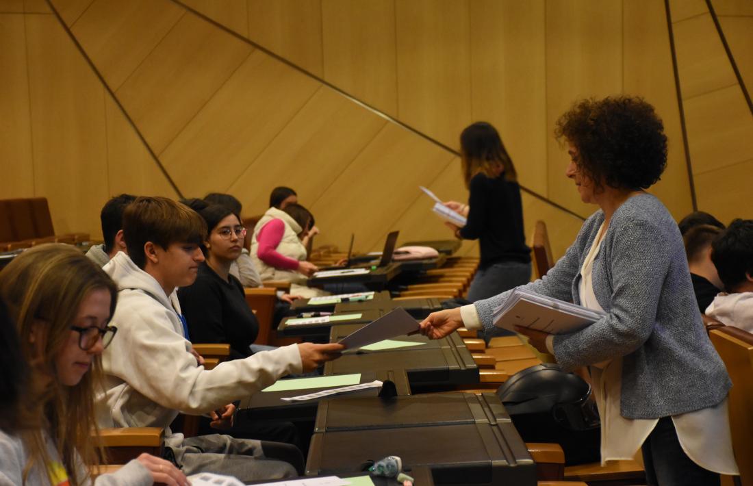Moment del repartiment d’exàmens, avui, al Centre de Congressos.