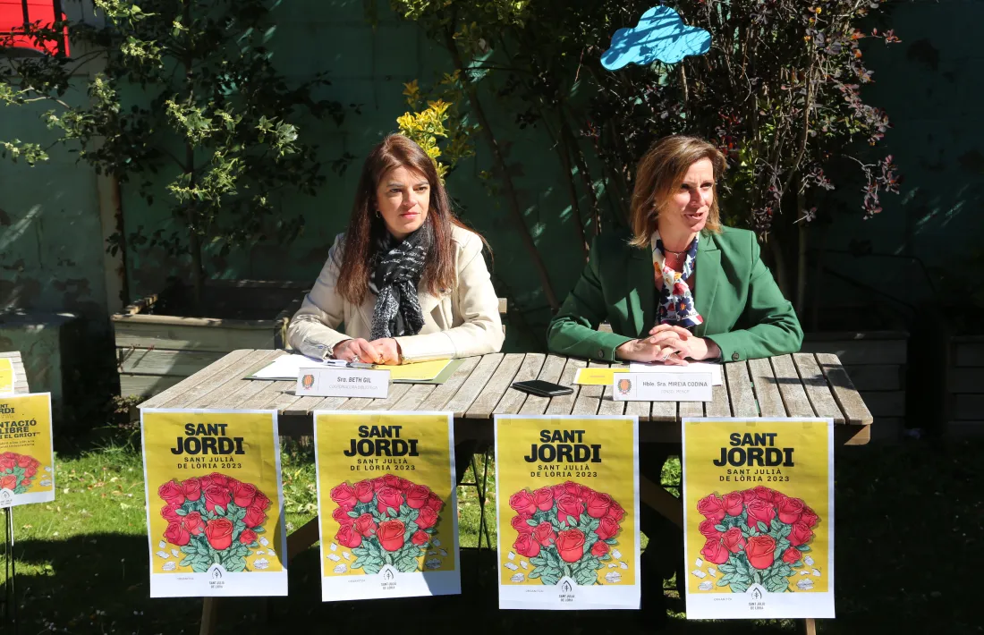 La cònsol menor Mireia Codina i la coordinadora de la Biblioteca Comunal Universitària, Beth Gil, han presentat els actes de Sant Jordi.