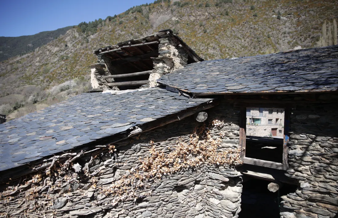 Vista exterior del colomer de Cotxa amb la finestra des de la qual s'envolaven els coloms.