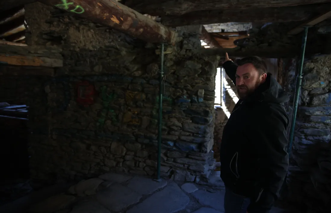 La llinda de la porta interior del colomer, decorada amb musicadures, és una de les peces que van ser espoliades.