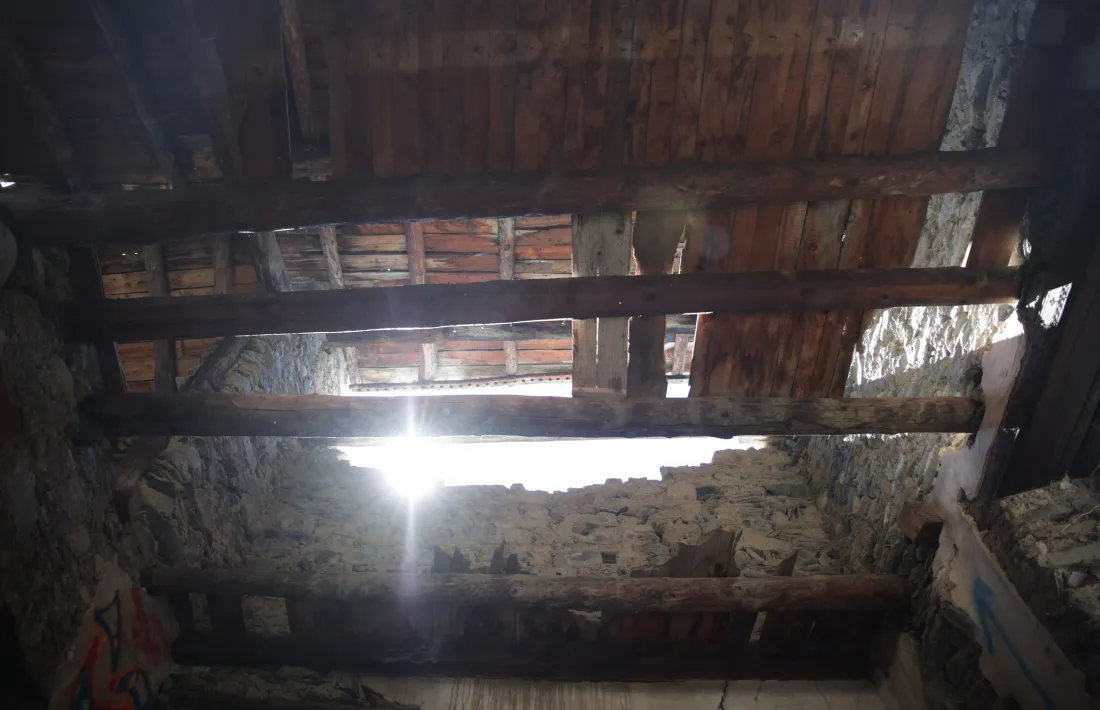 La tercera planta de l’estructura, on hi havia els forats (orignialment 160, auvi en queden un centenar) perquè els coloms hi niusessin.