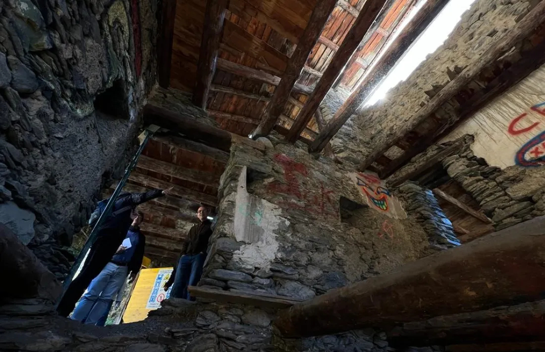 A la segona planta, que feia d’habitació, es conserven les espitlleres que li confereixen al colomer de Cotxa una funció defensiva.