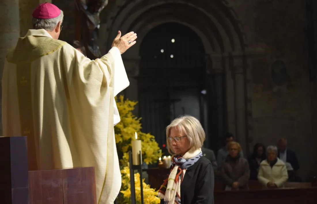 Josefina Riera davant de l’arquebisbe durant l’acte de consagració.