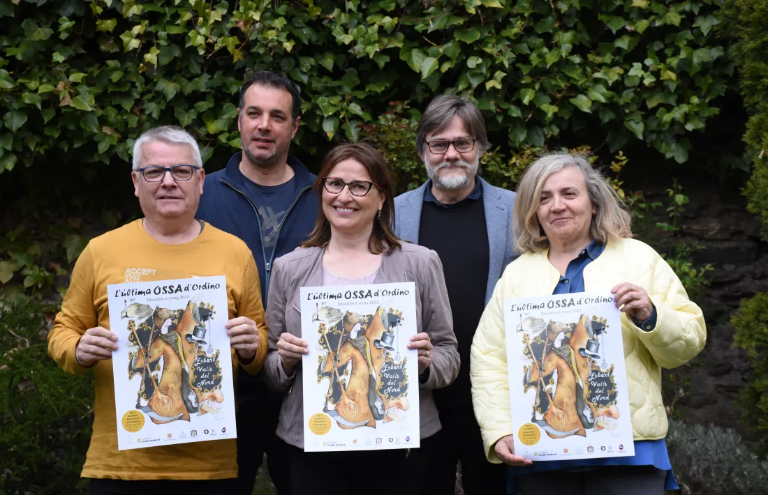 Els organitzadors de la vetlalda de dissabte, amb el cartell de l’Última Ossa.