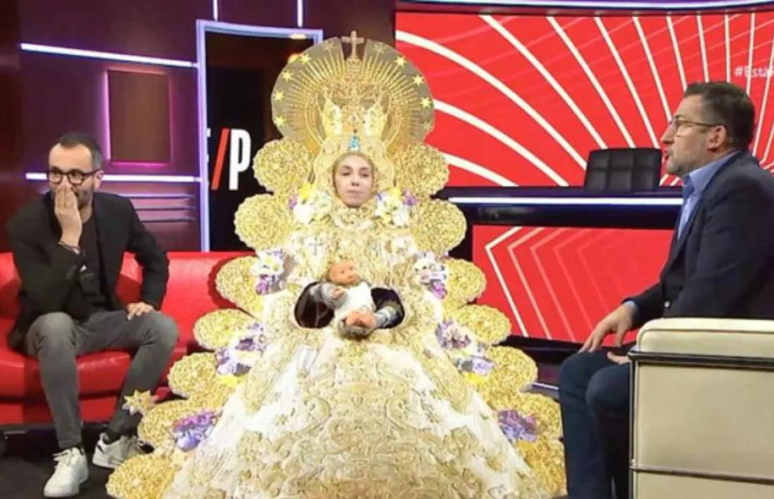 Judit Martín, vestida de Verge del Rocío, al 'Està passant' de la setmana passada que va donar peu a la polèmica, amb els presentadors del programa, Jair Domínguez i Toni Soler.