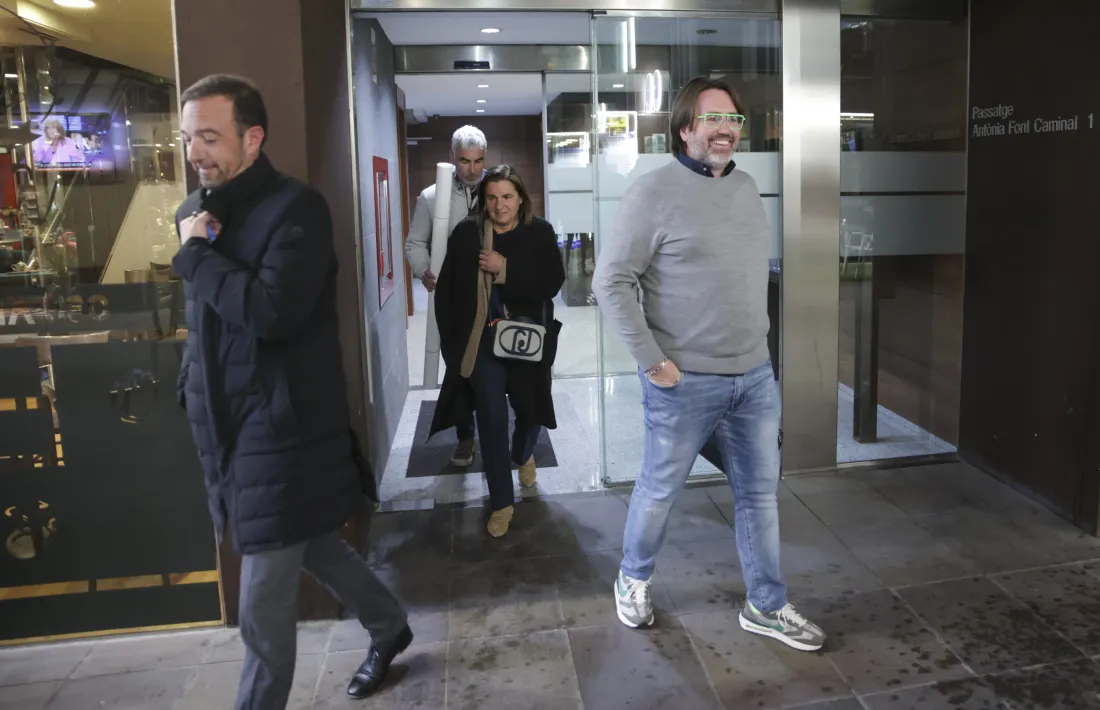 Els consellers generals electes Jordi Torres, Carles Naudi, Trini Marín i Marc Magallon a la sortida de la reunió de la seu de DA.