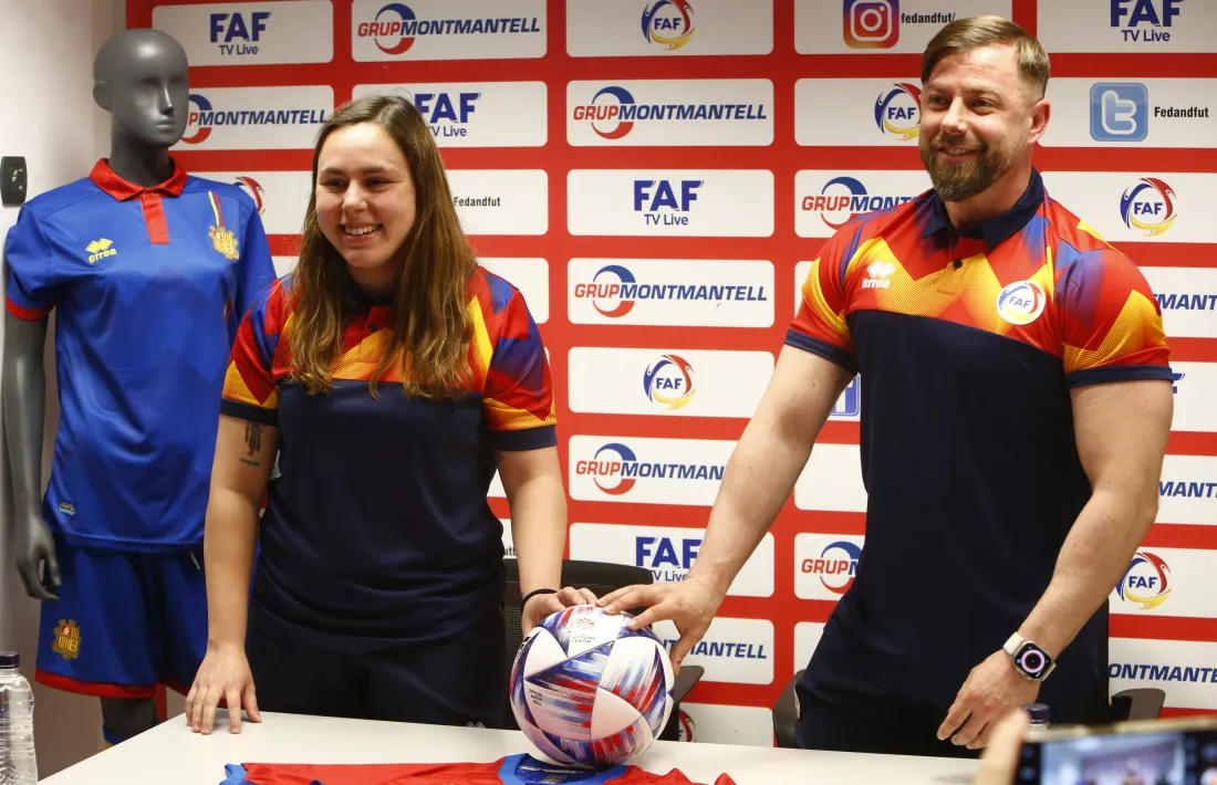 Marina Fernández, jugadora i ambaixadora del futbol femení, i José Antonio Martín, ‘Guti’, a la roda de premsa a la seu de la FAF.