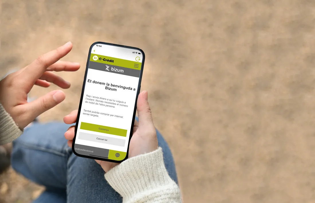 Un usuari utilitzant el servei de Bizum de Crèdit Andorrà.